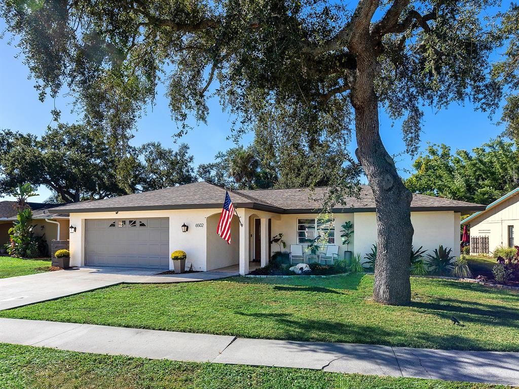 Attached, Exterior, Facade, Ranch