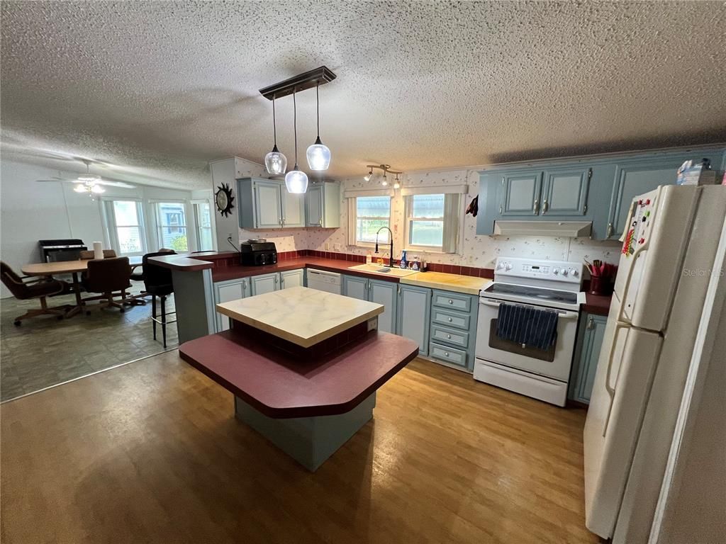 Dining room, Interior, Kitchen, Pendant Lights, Wood Texture Flooring