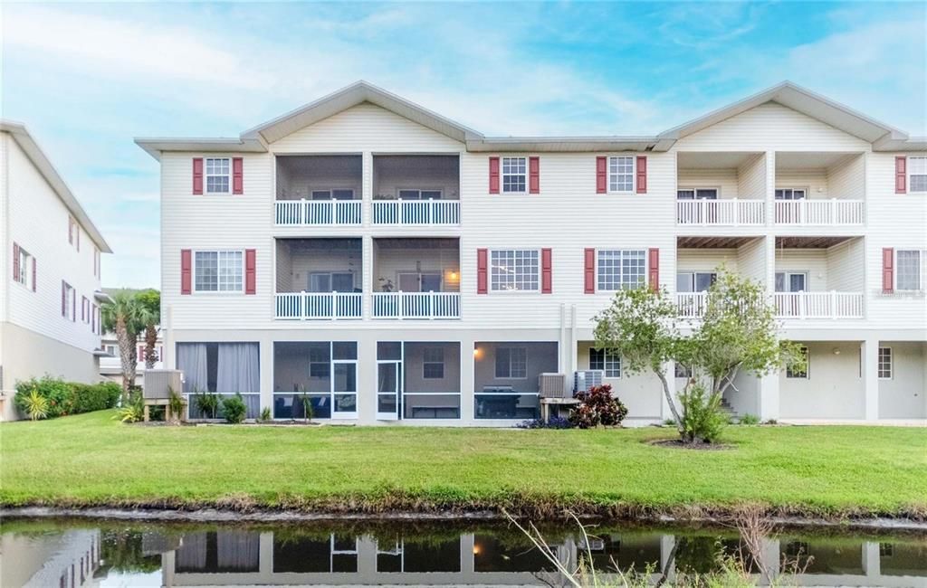 Exterior, Facade, Rowhouse