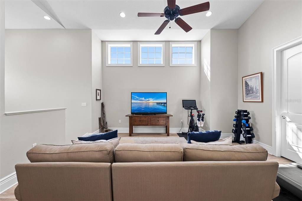 Fitness Equipment, Interior, Living room, Recessed Lighting, Wood Texture Flooring
