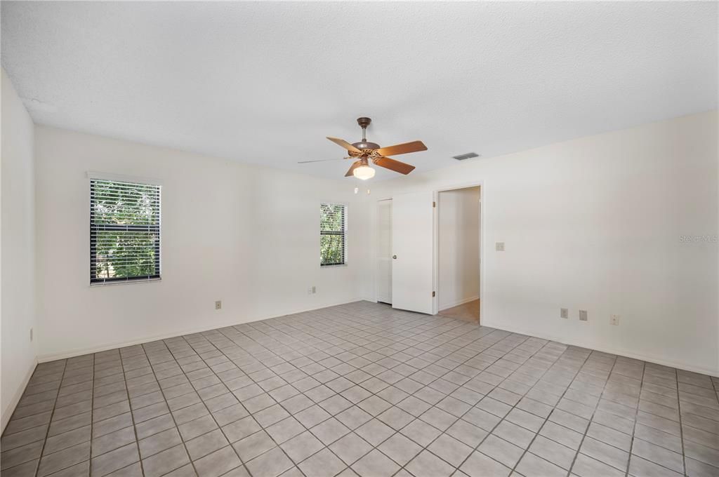 Empty room, Interior