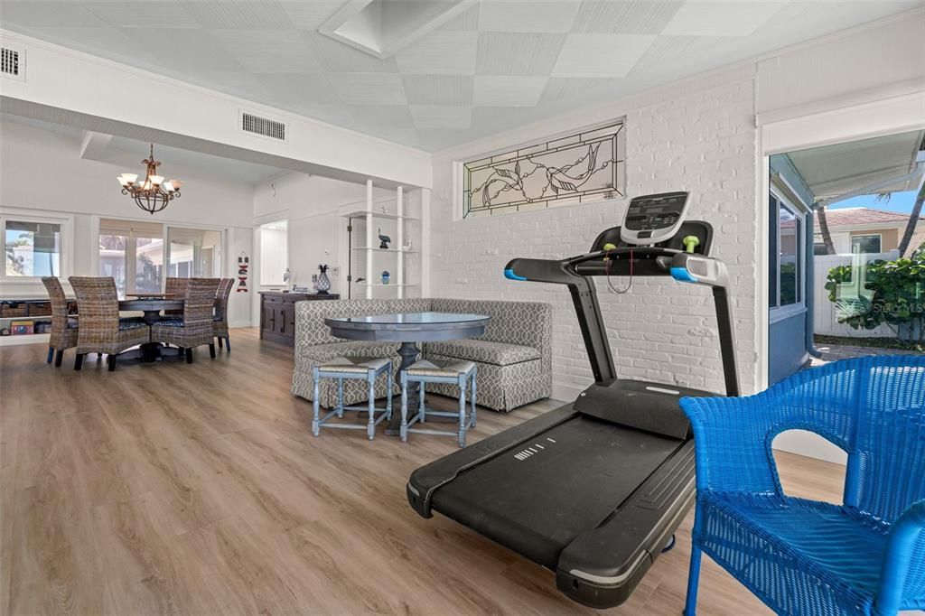Chandelier, Dining room, Fitness Equipment, Interior, Wood Texture Flooring