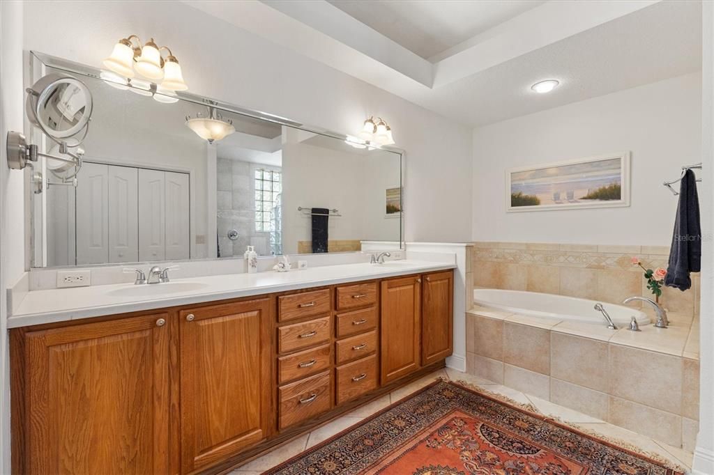 Bathroom, Dual Sink Vanities, Interior, Recessed Lighting