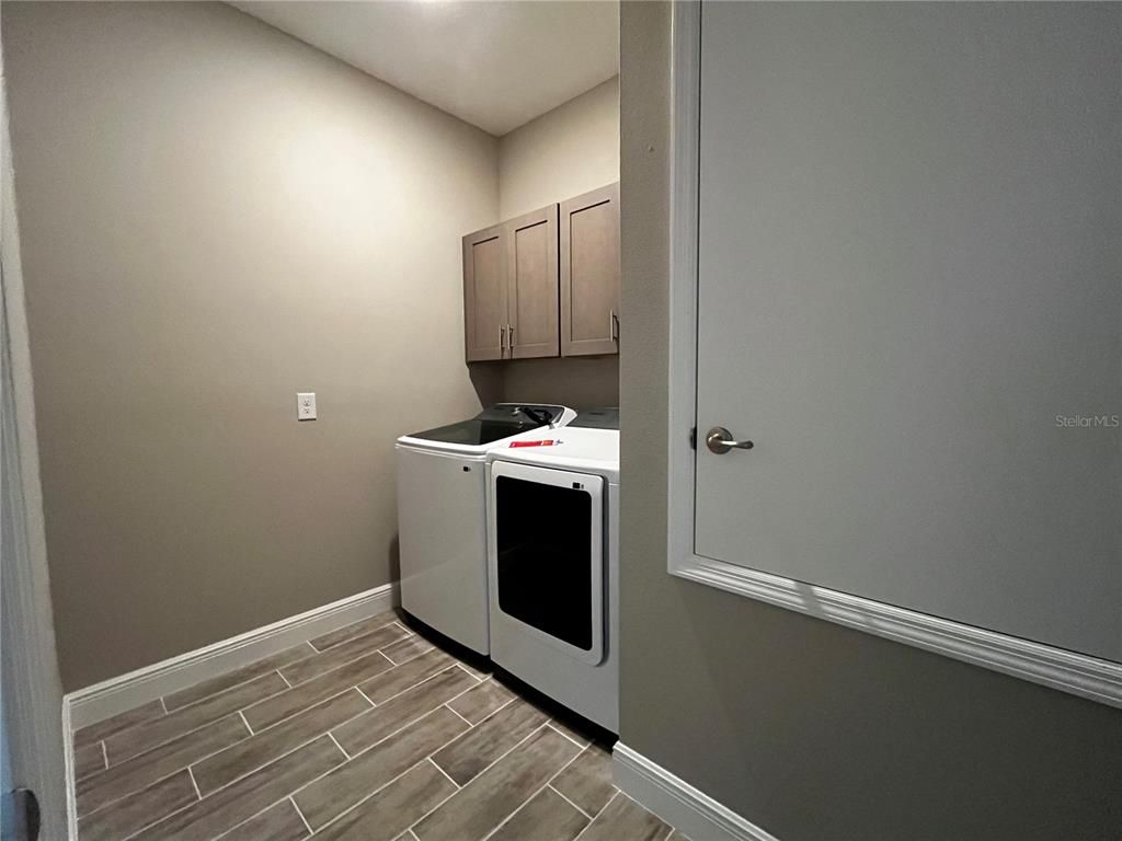 Interior, Washer, Wood Texture Flooring