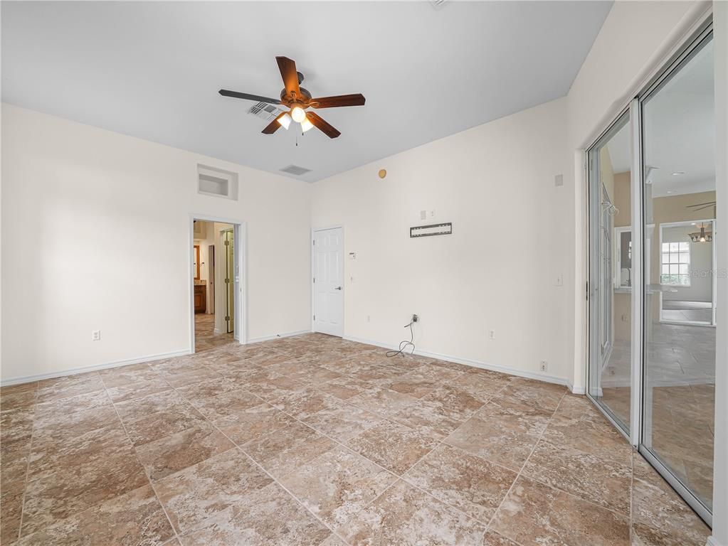 Empty room, Interior