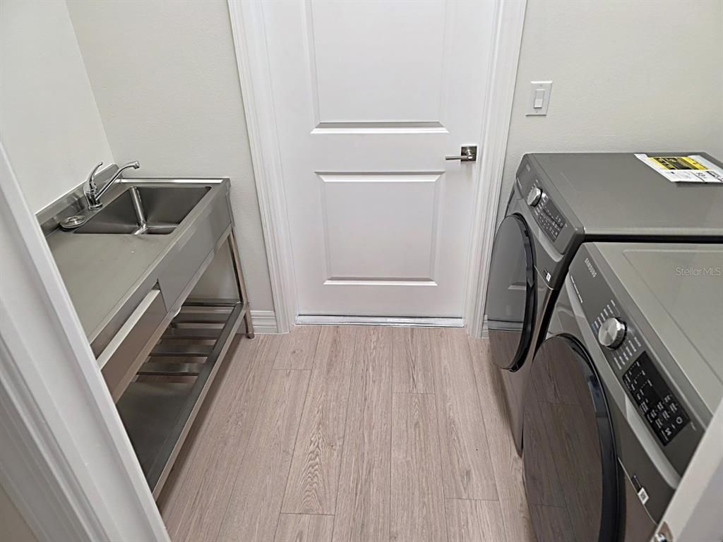 Interior, Washer, Wood Texture Flooring