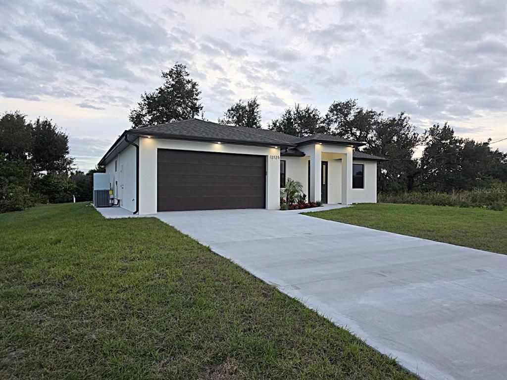 Attached, Backyard, Exterior, Facade, Modern