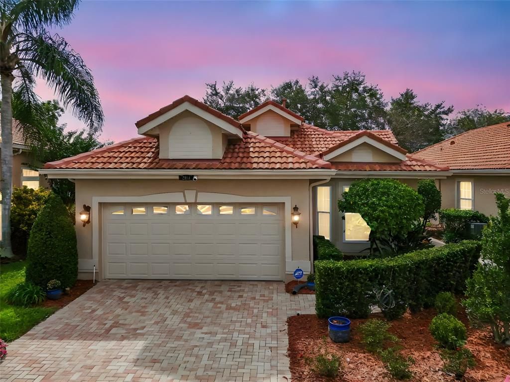 Attached, Exterior, Facade, Mediterranean