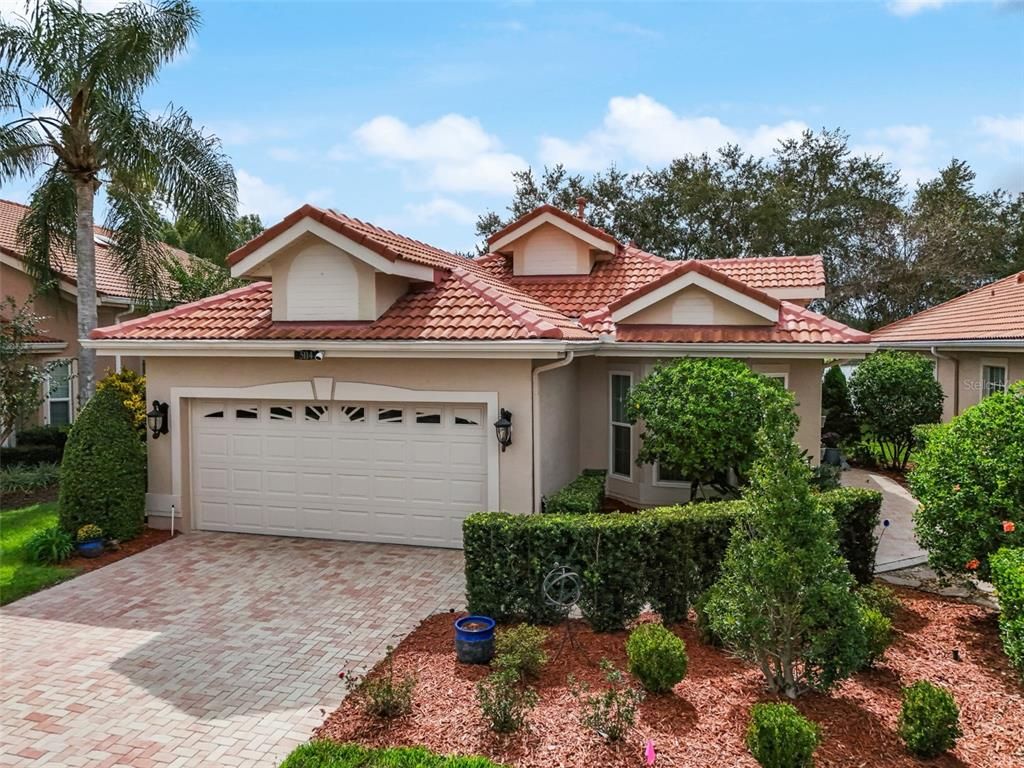 Attached, Exterior, Facade, Mediterranean