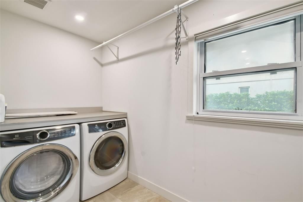 Interior, Recessed Lighting, Washer, Wood Texture Flooring