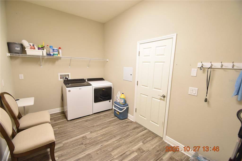 Interior, Washer, Wood Texture Flooring