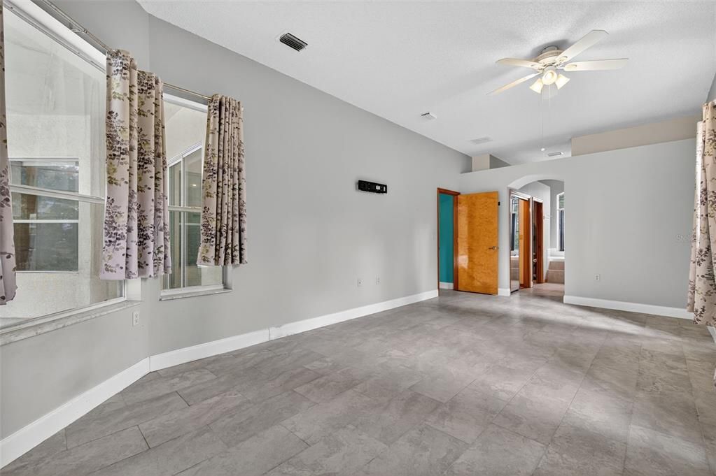 Empty room, Interior