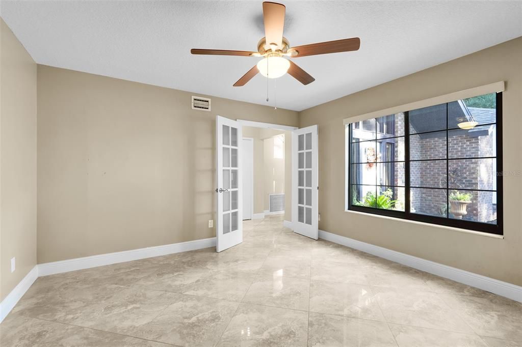 Empty room, Interior