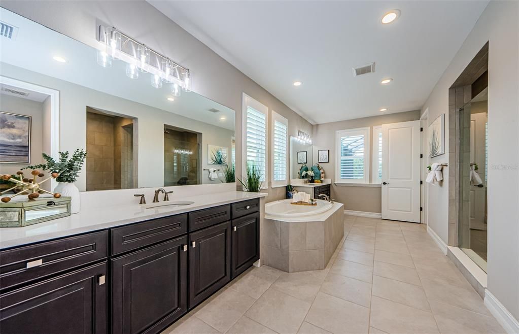 Bathroom, Dual Sink Vanities, Interior, Recessed Lighting