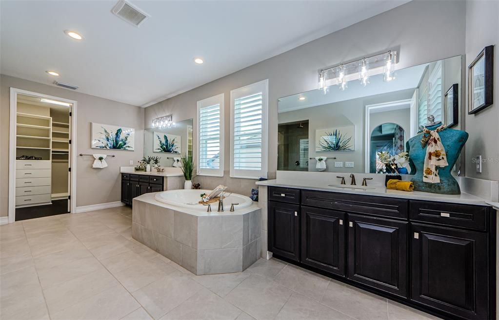 Bathroom, Dual Sink Vanities, Interior, Recessed Lighting