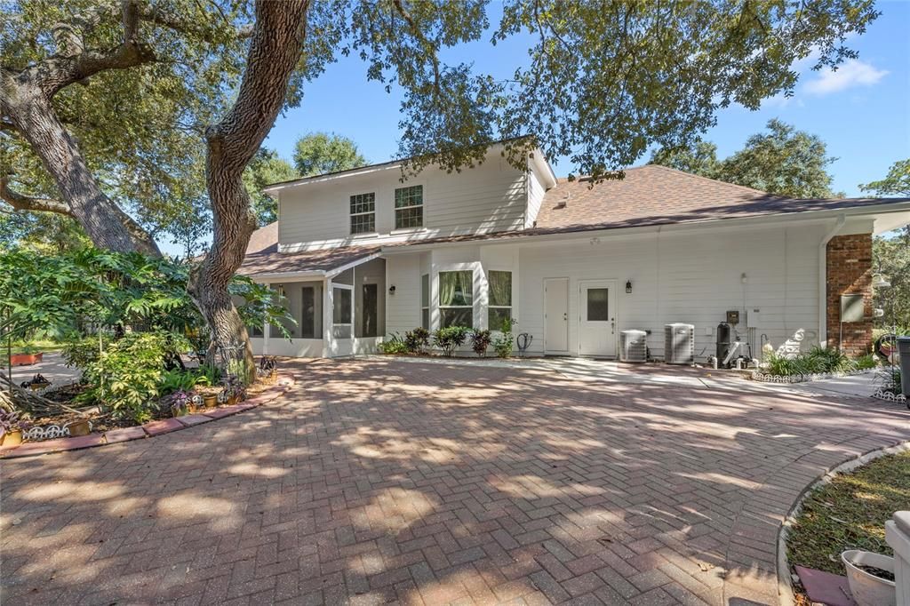 Exterior, Facade, Ranch