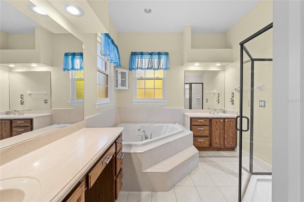 Bathroom, Dual Sink Vanities, Interior, Recessed Lighting