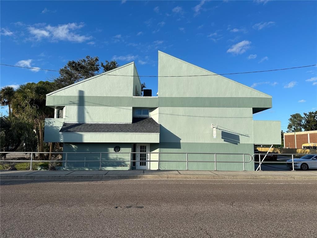 Exterior, Facade, Modern