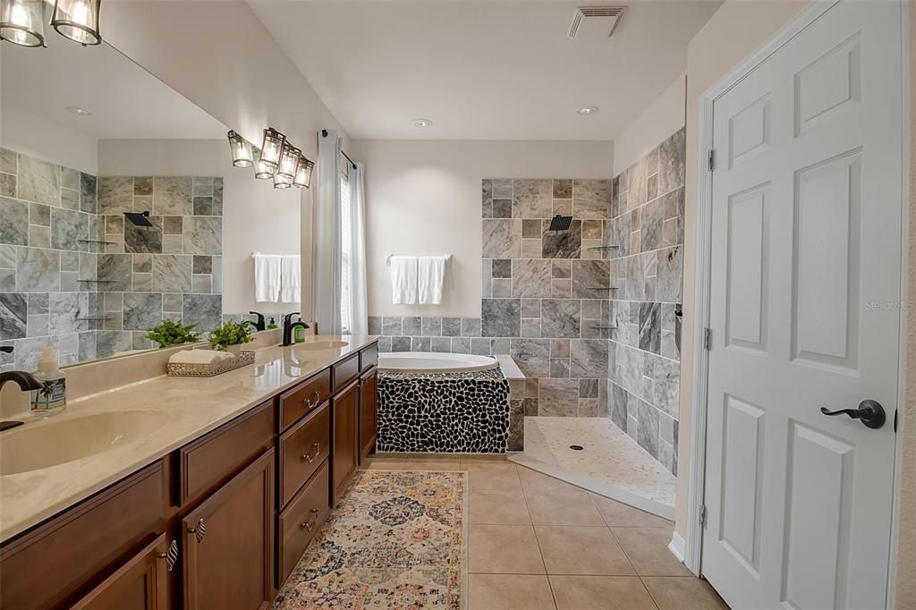 Bathroom, Dual Sink Vanities, Interior, Recessed Lighting