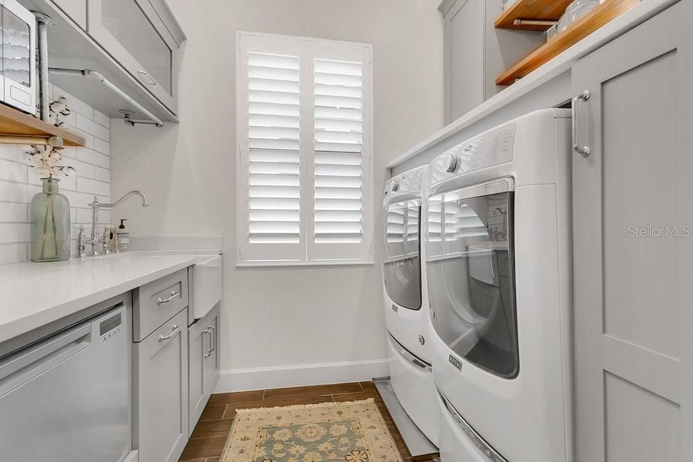 Interior, Washer, Wood Texture Flooring