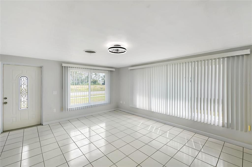 Empty room, Interior