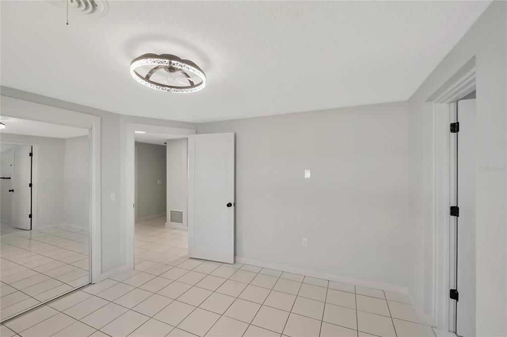 Empty room, Interior