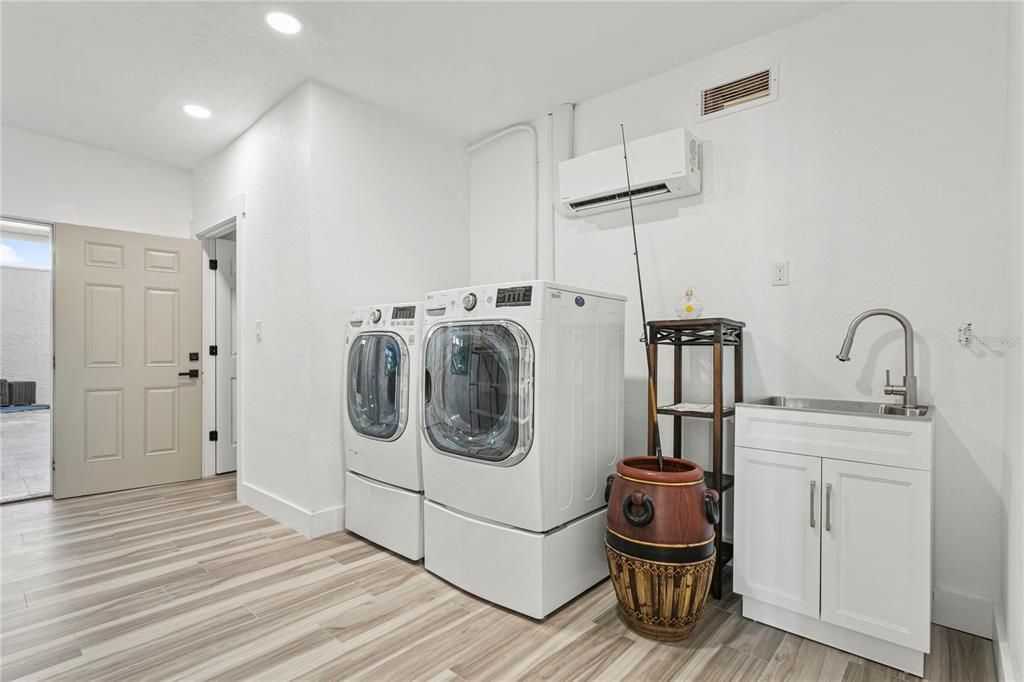 Interior, Recessed Lighting, Washer, Wood Texture Flooring