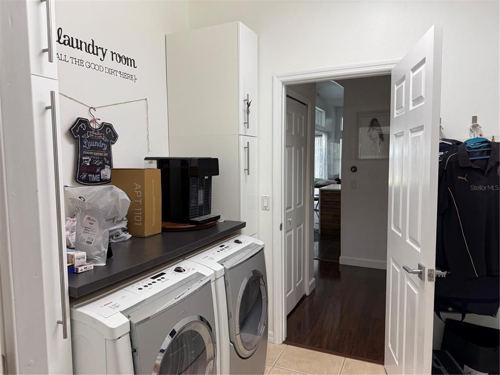Interior, Washer, Wood Texture Flooring