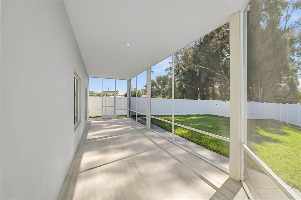 Interior, Recessed Lighting, Sun Room, Wood Texture Flooring