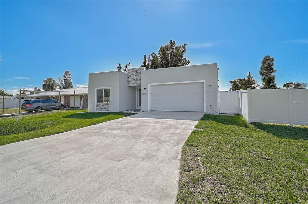 Attached, Backyard, Exterior, Facade, Modern