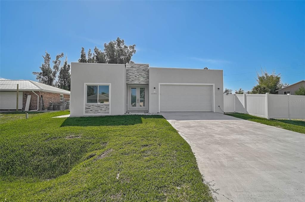 Attached, Backyard, Exterior, Facade, Modern