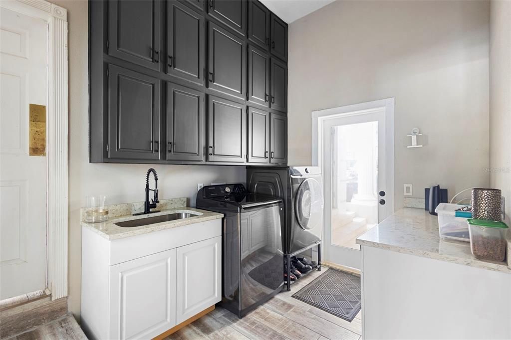 Interior, Washer, Wood Texture Flooring