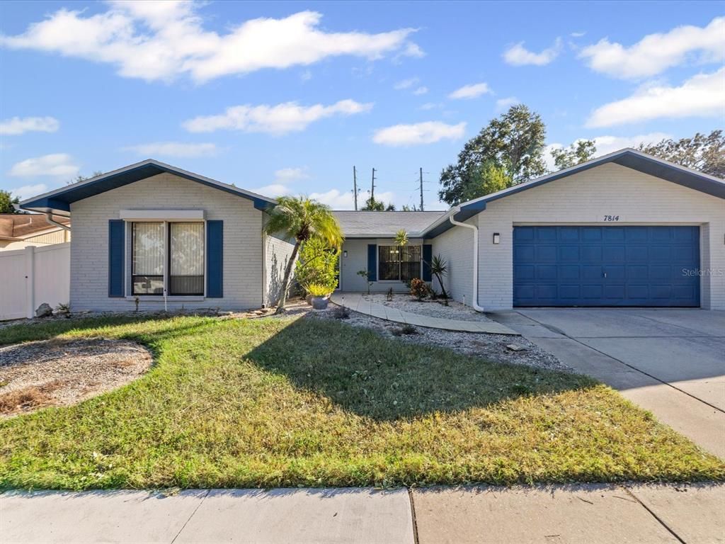 Attached, Exterior, Facade, Ranch