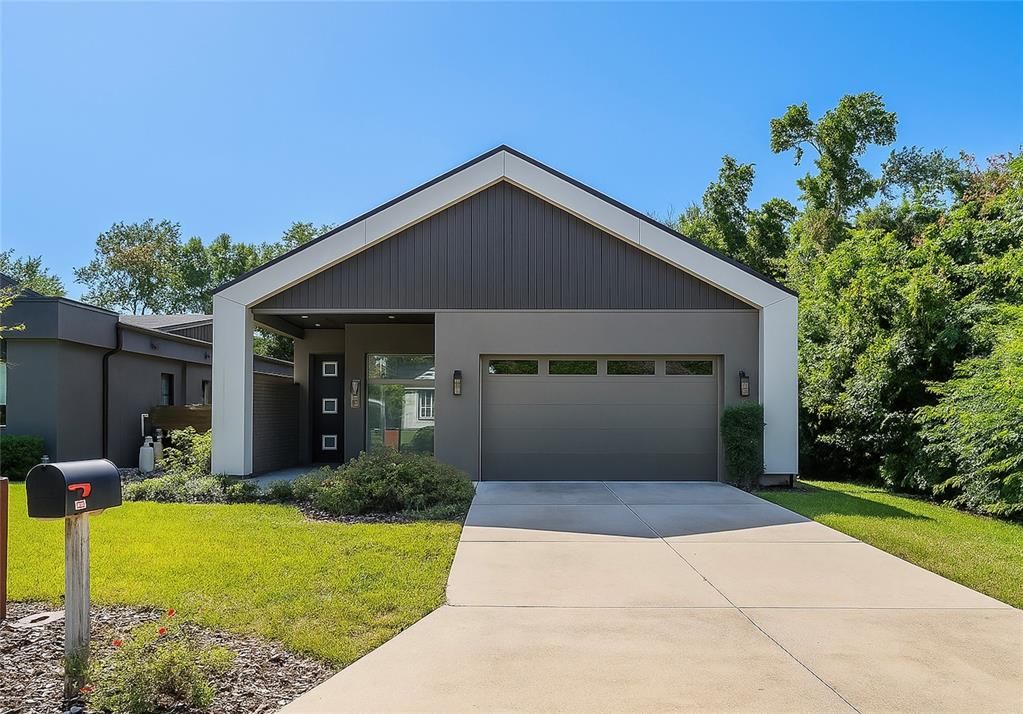 Attached, Exterior, Facade, American Craftsman