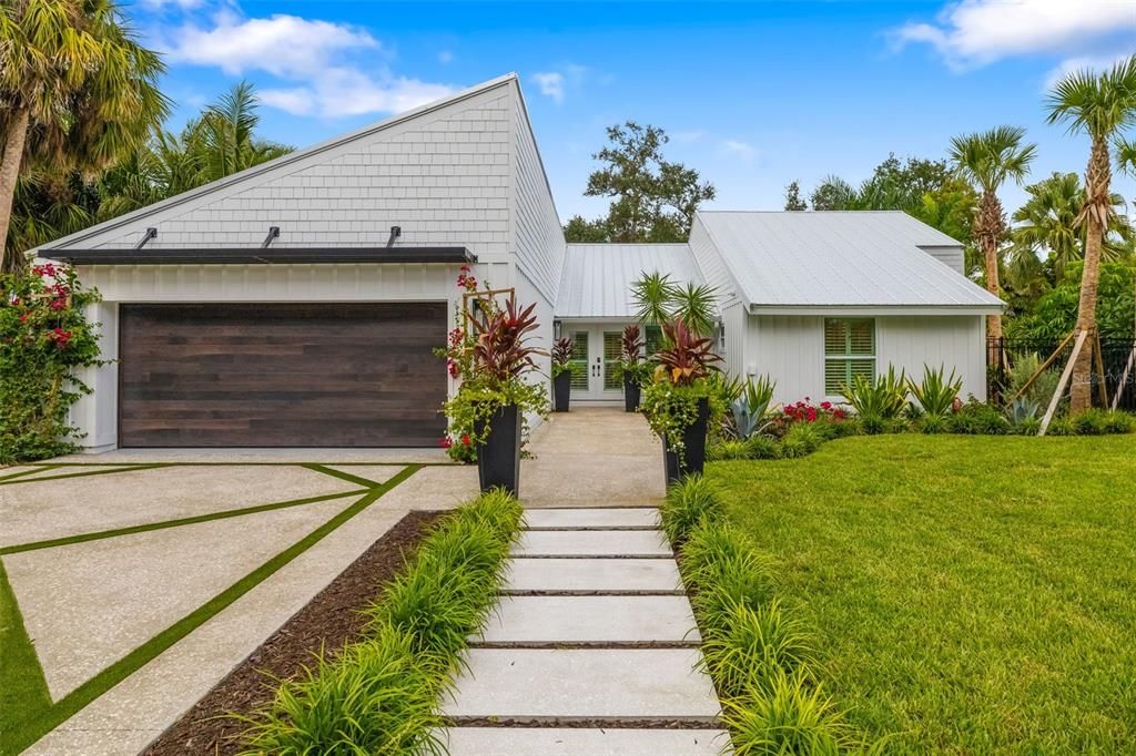 Attached, Exterior, Facade, Modern