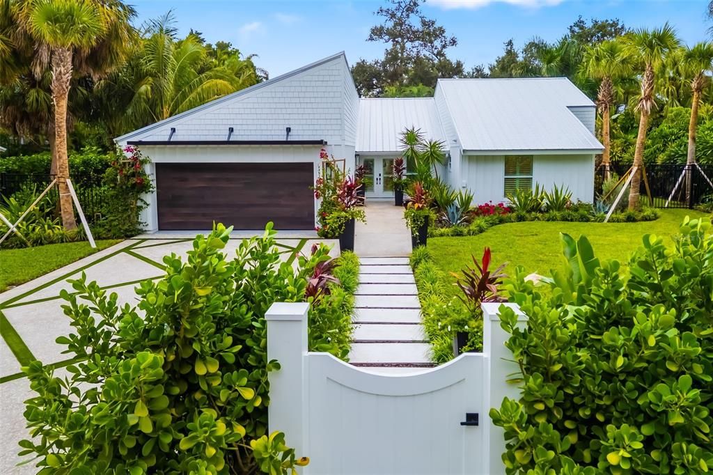 Attached, Backyard, Exterior, Facade, Modern