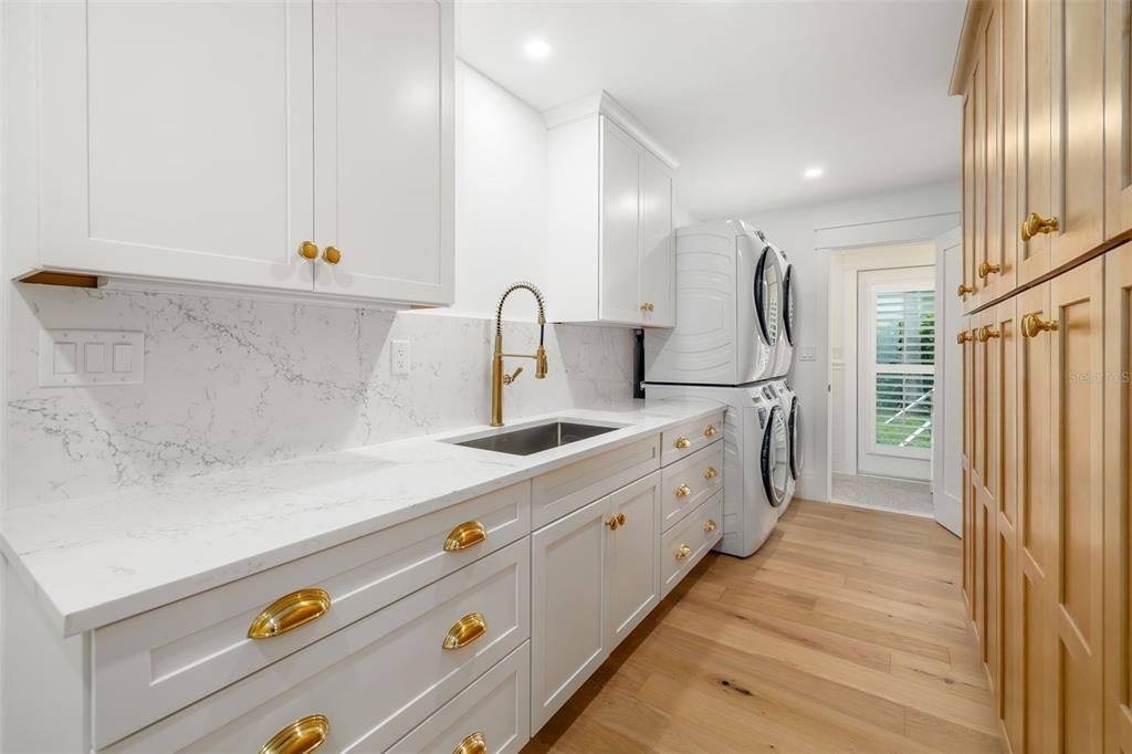 Interior, Recessed Lighting, Washer, Wood Texture Flooring