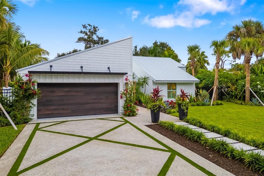 Attached, Backyard, Exterior, Facade, Modern