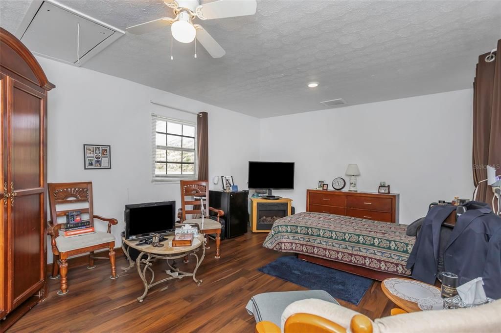 Interior, Recessed Lighting, Wood Texture Flooring