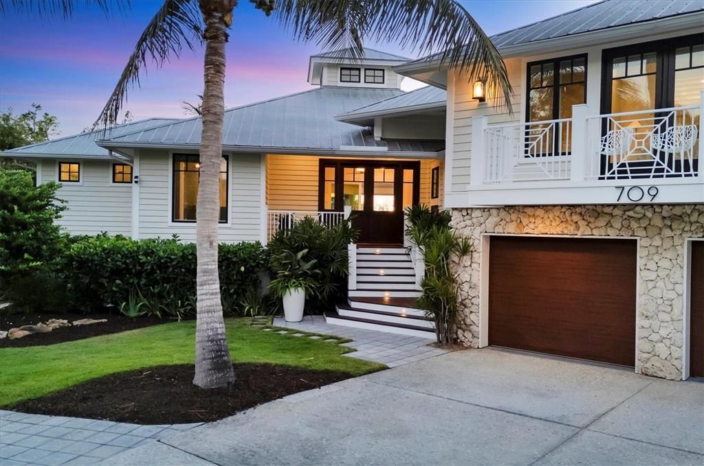 Attached, Exterior, Facade, Farmhouse