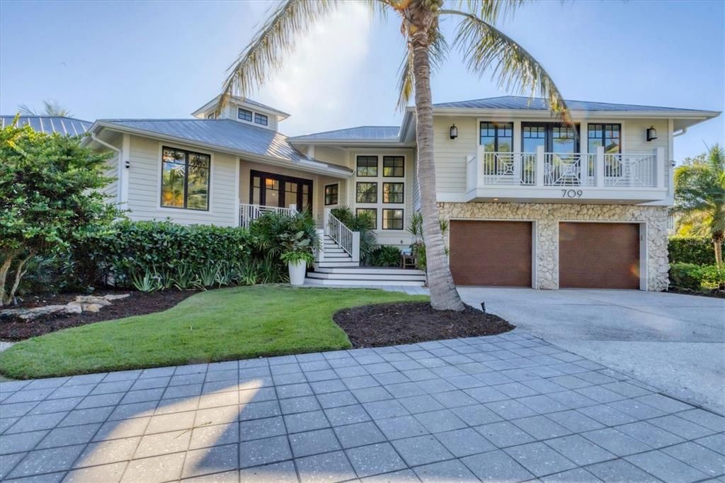 Attached, Exterior, Facade, Farmhouse