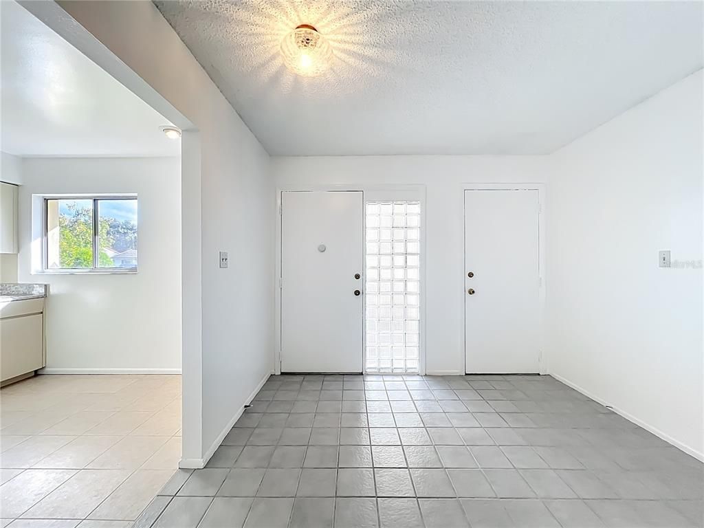 Empty room, Interior