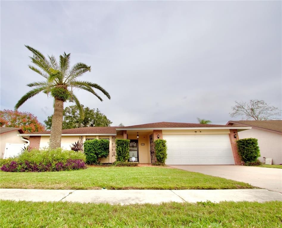 Attached, Exterior, Facade, Ranch