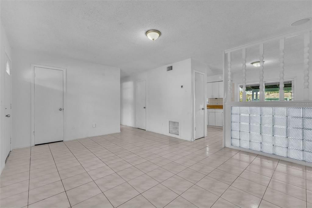 Empty room, Interior