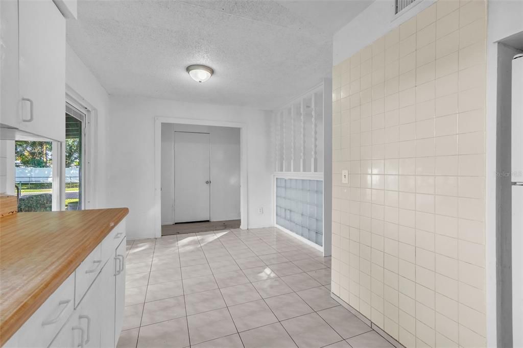 Empty room, Interior