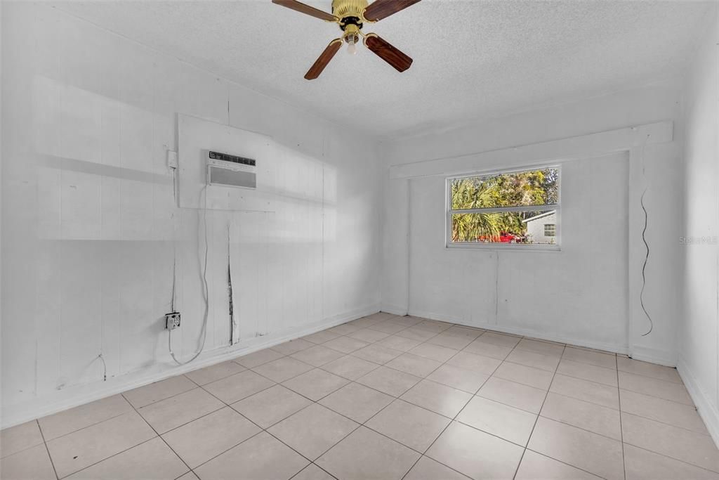 Empty room, Interior