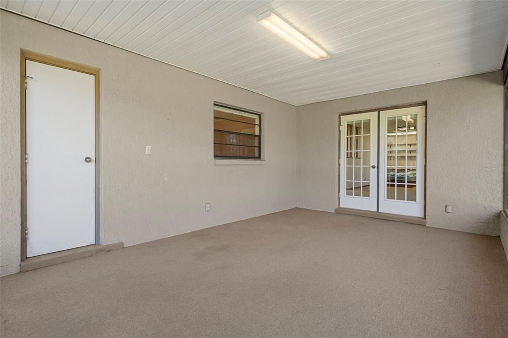 Empty room, Interior