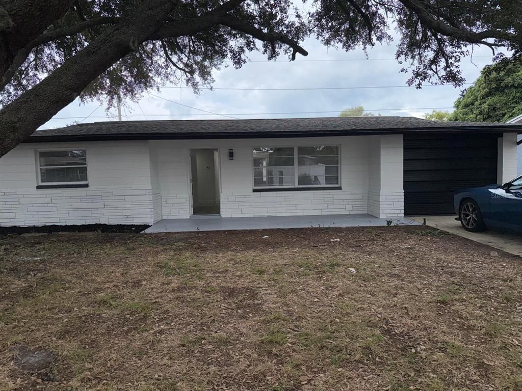 Exterior, Facade, Ranch