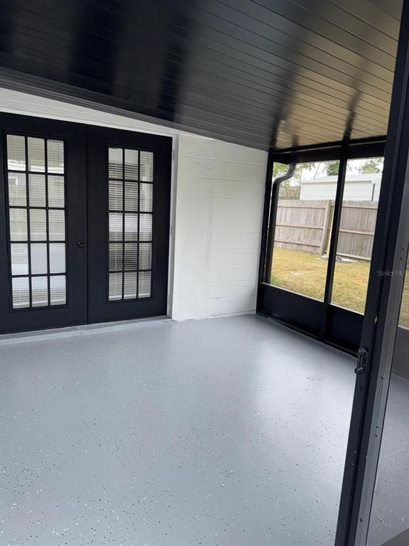 Empty room, Interior