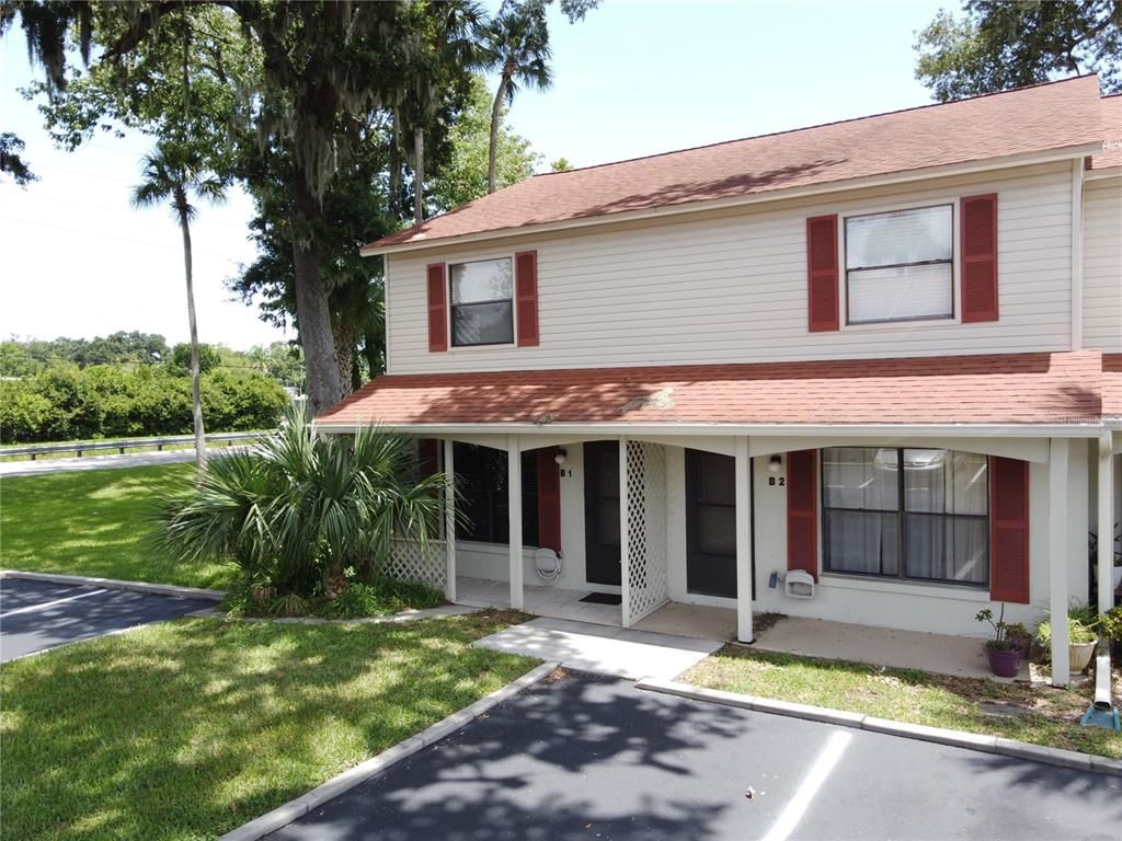 Exterior, Facade, Split Level